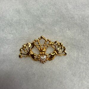 Avon Charming Claddagh, Faux pearl and gold tone.